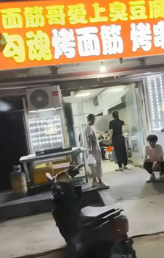 《安平勾魂面筋哥丈母娘事件》1080P完整版 街头名场面+拆台丈母娘情节超刺激！【最新揭秘】安平勾魂面筋哥丈母娘事件真实后续+高清无删减观看地址！