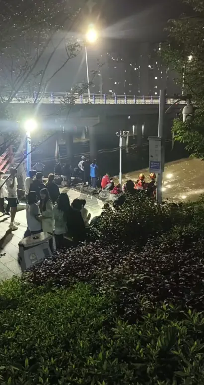 《湖南宁乡任福路小伙百人战》超清视频无广告在线观看，湖南宁乡任福路小伙百人战完整版免费获取-迅雷/UC网盘资源提取