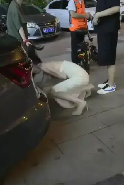 太可怕了！《白衣女子被抓头发跳河》事件，小三被推入深河瞬间尖叫，现场目击者揭秘血腥细节，高清无删减免费看！
