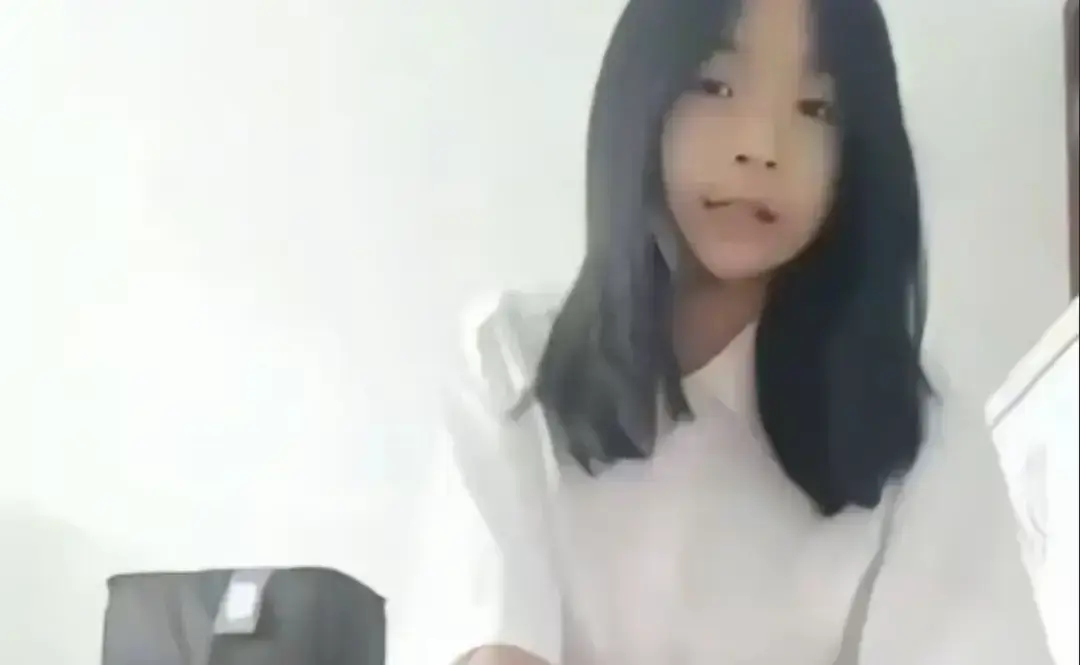 《张婉莹女孩写作业事件》完整未删减版！1080P高清免费在线看，资源流出引家长圈热议！张婉莹写作业事件太火了