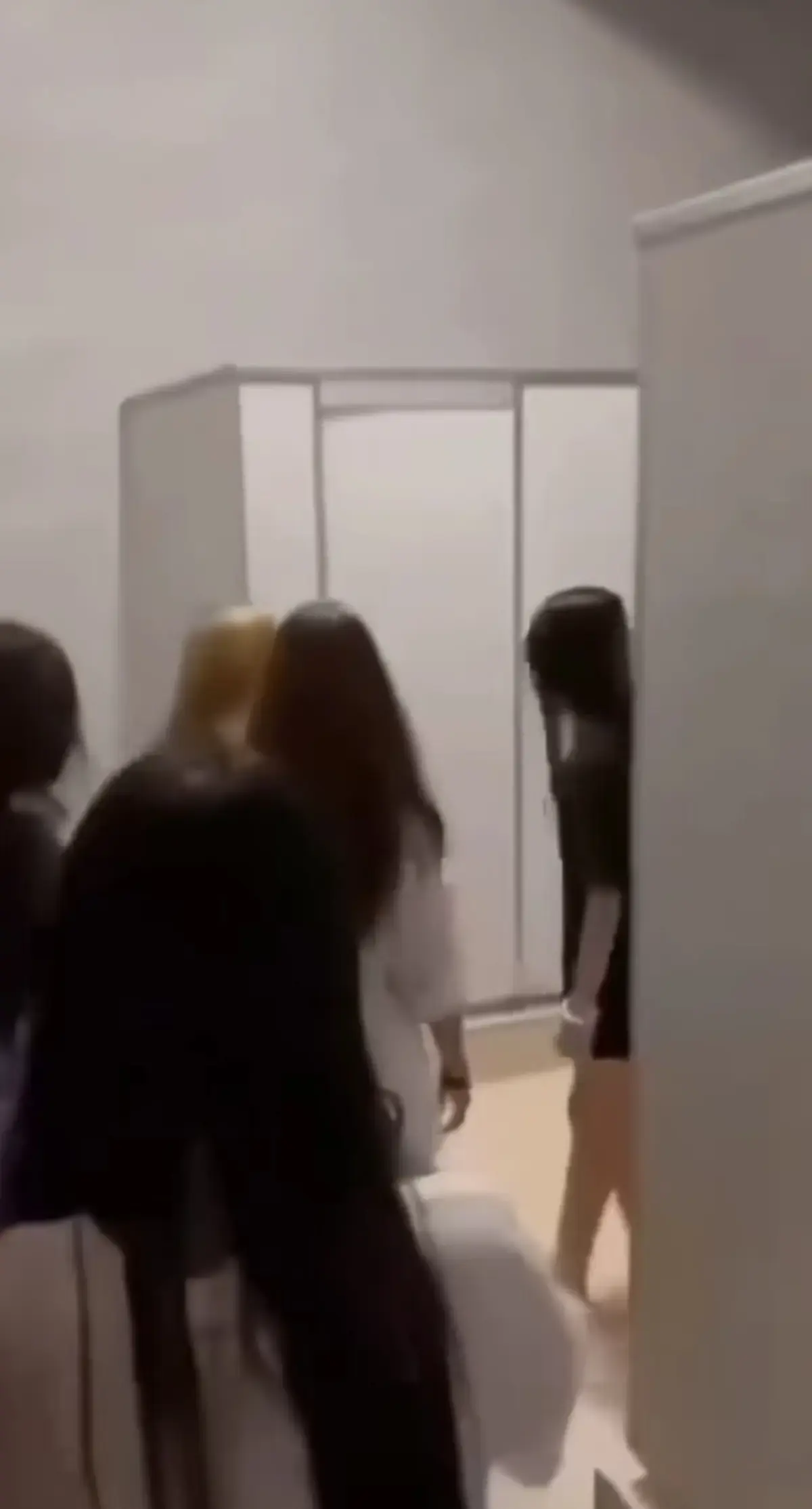 免费在线观看《厕所保卫战》女生原视频，HD高清画质纯净极速播放 - 百度/夸克/迅雷网盘资源持续有效