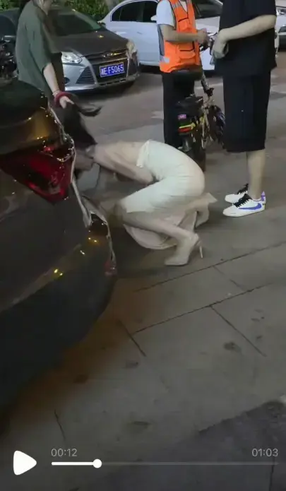 直击《白衣女子被抓头发跳河》现场，小三冲突坠河全过程揭秘，后续完整版持续有效，免费无删减观看！