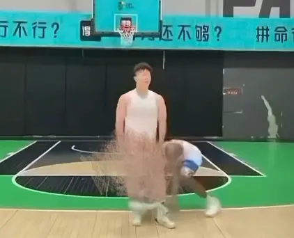 超火的《牛教练的裤子》，黑哥在球场对牛教练使坏，扯下裤子，《牛教练的裤子》中牛教练追着黑哥满场跑，这犯规争议免费看！