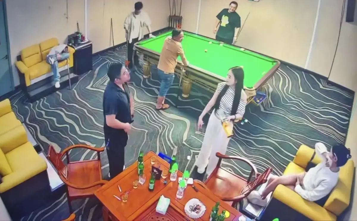 免费看《台球厅助教2V5》男女对战，完整版视频在线播放，1080P高清无广告，精彩不容错过！