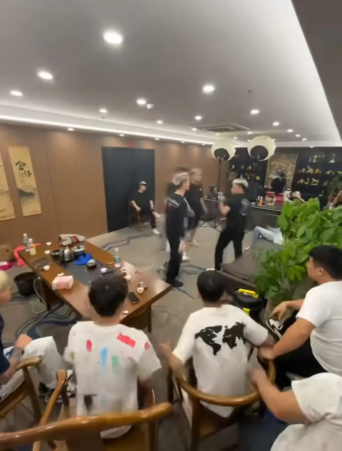 想看《海南陈虎任vs荣少冲突后续》？免费在线观看，1080P高清画质，海南陈虎任荣少冲突后续视频事件完整过程一览无余！