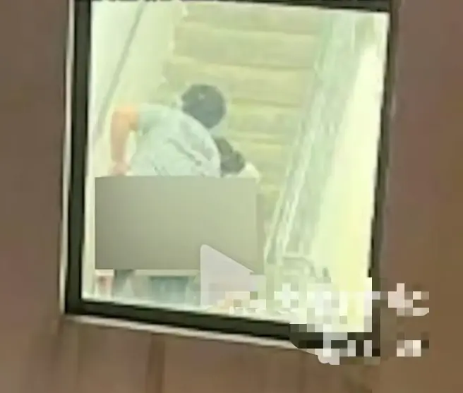 《香港情侣事件》HD高清无删减在线看 - 香港情侣楼梯间完整视频曝光 - 元朗情侣亲密瞬间引全网热议 - 纯净极速播放