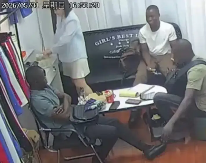 《三个黑人买衣服》《三英战吕布八分钟》